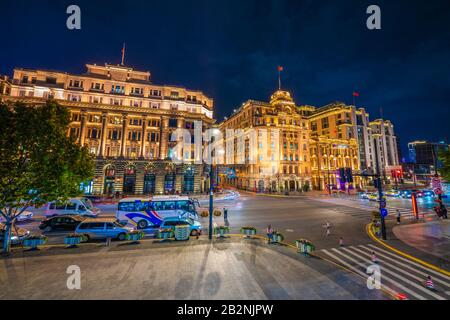 Shanghai, CHINA, 27. OKTOBER: Nächtlicher Blick auf historische Kolonialgebäude entlang des Bunds in der Innenstadt am 27. Oktober 2019 in Shanghai Stockfoto