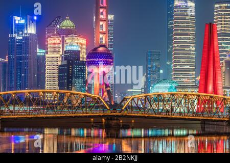 Shanghai, CHINA, 27. OKTOBER: Nächtlicher Blick auf die Wolkenkratzer des Pudong Finanzviertels und die Waibaidu-Brücke vom Suzhou Creek am 27. Oktober 2019 in Stockfoto