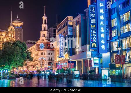 Shanghai, CHINA, 27. OKTOBER: Nächtlicher Blick auf die Nanjing Road Fußgängerzone, die wichtigste Einkaufsstraße in der Innenstadt am 27. Oktober 2019 in Sha Stockfoto