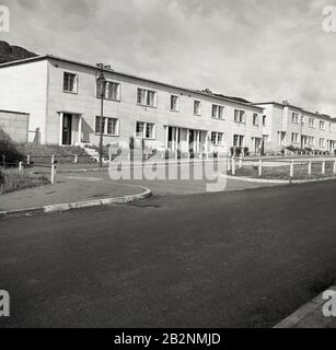 In den 1950er Jahren zeigt das historische Außenbild eine Reihe neuer, moderner zweistöckiger Doppelhäuser mit Flachdächern, Antrim, Nordirland. Stockfoto