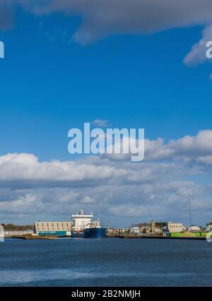 Ein Tankschiff, das in Roath Dock, Cardiff Docks, South Wales festgemacht wurde Stockfoto