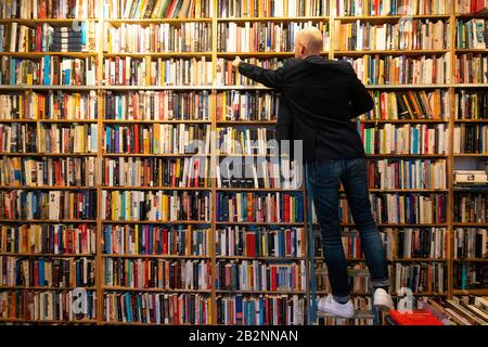 Kunden, die im Buchladen St GeorgeÕs in Prenzlauer Berg, Berlin, nach Büchern aus zweiter Hand suchen Stockfoto