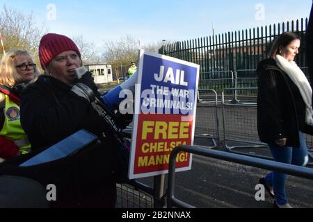 London/Großbritannien - 26. Februar 2020: Woolwich Crown Court Auslieferungskoffer von Julian Assange beginnt vor einem Richter, Demonstranten mit Bannern amass