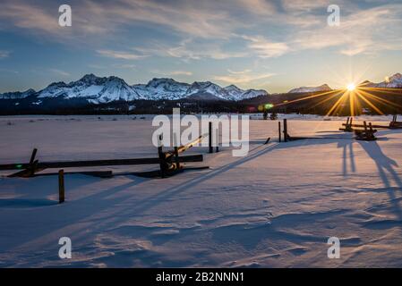 Sägezahn-Gebirgskette, die während der Wintersaison bei Sonnenuntergang außerhalb von Stanley, Idaho, im Schnee bedeckt war. Stockfoto
