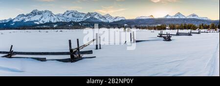 Panoramablick auf den Sawtooth Berg, der bei Sonnenuntergang im Winter in Stnaley, Idaho, schneebedeckt ist. Stockfoto