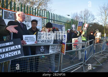 London/Großbritannien - 26. Februar 2020: Woolwich Crown Court Auslieferungskoffer von Julian Assange beginnt vor einem Richter, Demonstranten mit Bannern amass Stockfoto