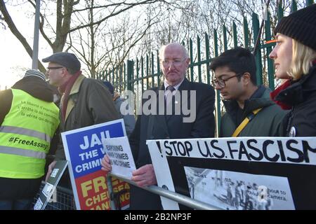 London/Großbritannien - 26. Februar 2020: Woolwich Crown Court Auslieferungskoffer von Julian Assange beginnt vor einem Richter, Demonstranten mit Bannern amass Stockfoto