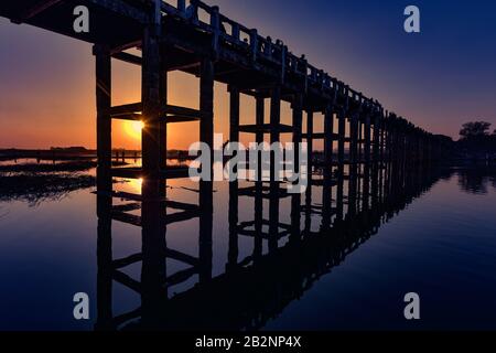 U Bein-Brücke über den Taungthaman-See Amarapura Myanmar bei Sonnenuntergang Stockfoto