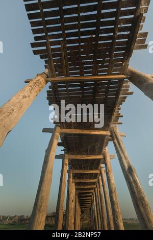 U Bein-Brücke über den Taungthaman-See Amarapura Myanmar Blick von Grund auf Stockfoto