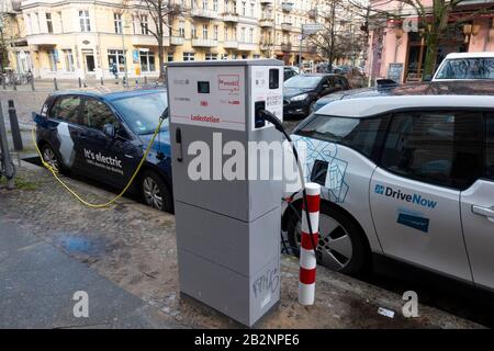 Zwei Elektroautos, ein Teil der Auto-Sharing-Systeme, die auf der Straße in Prenzlauer Berg, Berlin, Deutschland, aufgeladen werden Stockfoto