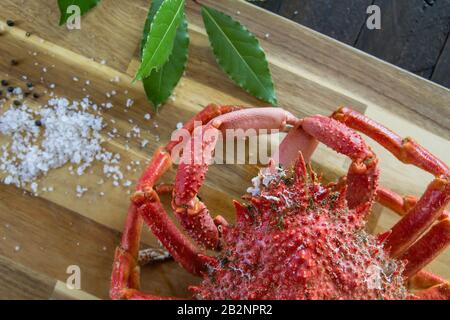 Rote Stachelspinnen Krabbe, köstliche Meeresfrüchte Zubereitung Stockfoto