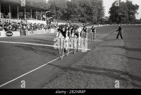 In den 1950er Jahren haben historische Radfahrer, die auf dem Herne Hill Velodrom, Dulwich, South London, England, einer der ältesten Radwege der Welt, konkurrieren können, nachdem sie im Jahr 1891 gebaut wurden. Stockfoto