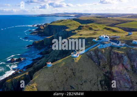 Luftaufnahme von St Abbs Head mit Leuchtturm in Scottish Borders, Schottland, Großbritannien Stockfoto