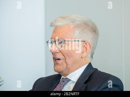 Mainz, Deutschland. Februar 2020. Thomas Bellut, Leiter des Zweiten deutschen Fernsehens, ist während des DPA-Interviews in seinem Büro. Bellut, der am Sonntag (8. März) 65 Jahre alt wird, ist seit März 2012 ZDF-Intendantin. Kredit: Andreas Arnold / dpa / Alamy Live News Stockfoto