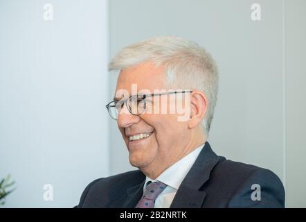 Mainz, Deutschland. Februar 2020. Thomas Bellut, Leiter des Zweiten deutschen Fernsehens, ist während des DPA-Interviews in seinem Büro. Bellut, der am Sonntag (8. März) 65 Jahre alt wird, ist seit März 2012 ZDF-Intendantin. Kredit: Andreas Arnold / dpa / Alamy Live News Stockfoto