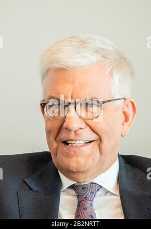 Mainz, Deutschland. Februar 2020. Thomas Bellut, Leiter des Zweiten deutschen Fernsehens, ist während des DPA-Interviews in seinem Büro. Bellut, der am Sonntag (8. März) 65 Jahre alt wird, ist seit März 2012 ZDF-Intendantin. Kredit: Andreas Arnold / dpa / Alamy Live News Stockfoto