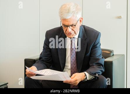 Mainz, Deutschland. Februar 2020. Thomas Bellut, Leiter des Zweiten deutschen Fernsehens, ist während des DPA-Interviews in seinem Büro. Bellut, der am Sonntag (8. März) 65 Jahre alt wird, ist seit März 2012 ZDF-Intendantin. Kredit: Andreas Arnold / dpa / Alamy Live News Stockfoto