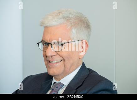 Mainz, Deutschland. Februar 2020. Thomas Bellut, Leiter des Zweiten deutschen Fernsehens, sitzt während des DPA-Interviews in seinem Büro. Bellut, der am Sonntag (8. März) 65 Jahre alt wird, ist seit März 2012 ZDF-Intendantin. Kredit: Andreas Arnold / dpa / Alamy Live News Stockfoto