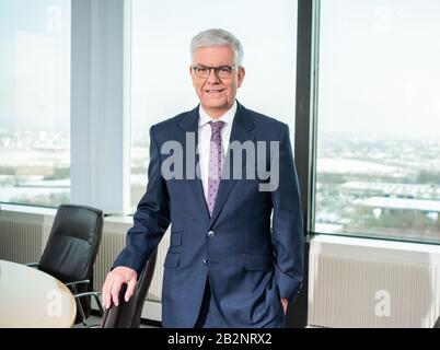 Mainz, Deutschland. Februar 2020. Thomas Bellut, Leiter des Zweiten deutschen Fernsehens, ist während des DPA-Interviews in seinem Büro. Bellut, der am Sonntag (8. März) 65 Jahre alt wird, ist seit März 2012 ZDF-Intendantin. Kredit: Andreas Arnold / dpa / Alamy Live News Stockfoto