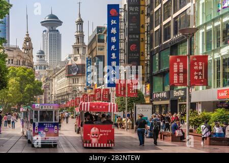 Shanghai, CHINA, 28. OKTOBER: Busse, die Käufer und Touristen am 28. Oktober 2019 durch die Einkaufsstraße Nanjing Road in Shanghai bringen Stockfoto
