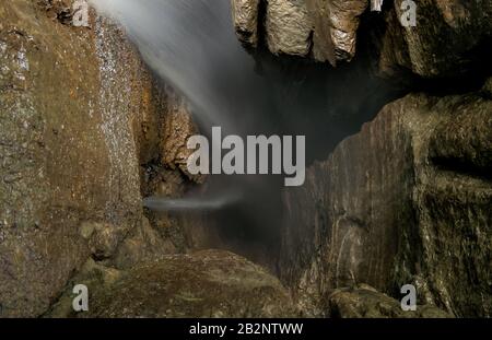 Ecuadorianischen Mayei Cave Wasserfall Eingang Welle Stockfoto