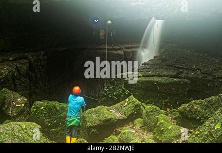 Höhlenforscher bei Mayei Höhle die Höhle, in der der Wind geboren ist (Cueva Donde Nace El Viento) im ecuadorianischen Amazonasgebiet Wasserfall Eingang Stockfoto