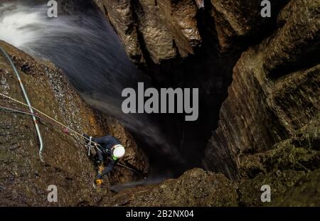 Tiefen Wasserfall Eingang Welle an Mayei Höhle im ecuadorianischen Amazonasgebiet verschwommene Bewegung Stockfoto