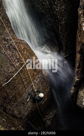 Tiefen Wasserfall Eingang Welle an Mayei Höhle im ecuadorianischen Amazonasgebiet Stockfoto