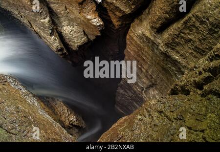 75 m tiefen Wasserfall Eingang Welle an Mayei Höhle im ecuadorianischen Amazonasgebiet lange Belichtung Stockfoto