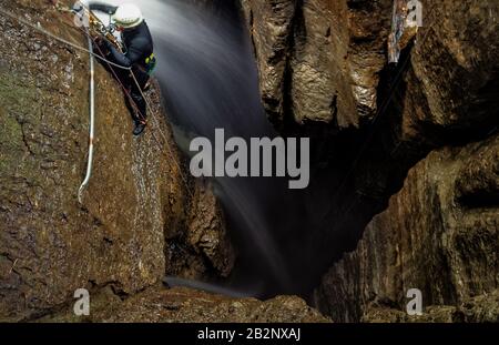 Speläologe Im Tiefen Wasserfall Eingang Welle In Der Mayei Höhle In Der Ecuadorianischen Amazonia Blurred Motion Stockfoto