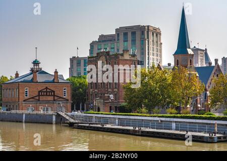 Shanghai, CHINA, 29. OKTOBER: Blick auf die Unionskirche und die Historischen Ufergebäude Des Ehemaligen Rowing Clubs am Bund am 29. Oktober 2019 in Sh Stockfoto