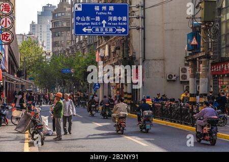 Shanghai, CHINA, 29. OKTOBER: Blick auf eine belebte Straße in der Innenstadt nahe der Nanjing Road am 29. Oktober 2019 in Shanghai Stockfoto