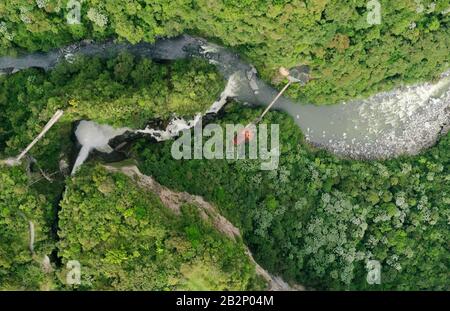 Luftkarte Des Wasserfalls Pailon Del Satan Verwickelte Beliebte Touristenziele In Banos De Agua Santa Ecuador Stockfoto