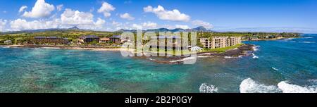 Breites Panorama der Küste rund um den Strand Lawa'i bei Poipu an der Südküste von Kauai Stockfoto