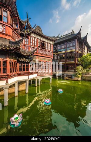 Shanghai, CHINA, 29. OKTOBER: Traditionelle chinesische Architektur und Teich im Yuyuan Garden, einem berühmten Reiseziel am 29. Oktober 2019 in Shanghai Stockfoto