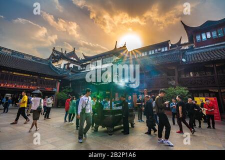 Shanghai, CHINA, 29. OKTOBER: Dies ist ein traditioneller chinesischer buddhistischer Tempel in der Nähe des Yuyuan-Gartens am 29. Oktober 2019 in Shanghai Stockfoto