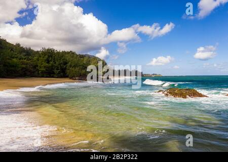 Luftbild vor der Küste über den Strand von Lumaha'i auf der hawaiischen Insel Kauai mit dahinter liegenden Bergen von Na Pali Stockfoto