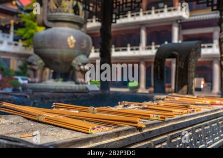 Shanghai, CHINA, 30. OKTOBER: Räucherstäbchen, die am 30. Oktober 2019 in Shanghai im Jing'an-Tempel, einem chinesischen buddhistischen Tempel, brennen Stockfoto