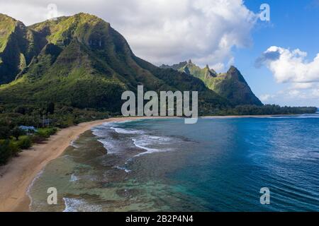 Luftaufnahme vor der Küste über Tunnel-Strand auf der hawaiischen Insel Kauai mit dahinter liegenden Na Pali-Bergen Stockfoto