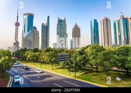 Shanghai, CHINA, 30. OKTOBER: Blick auf den Lujiazui-Finanzbezirk moderne Wolkenkratzer und die Stadtstraße am 30. Oktober 2019 in Shanghai Stockfoto