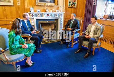 Der Herzog und die Herzogin von Cambridge treffen sich mit Leo Varadkar, Taoiseach aus Irland, und seinem Partner Matt Barrett in den Regierungsgebäuden, Dublin, während ihres dreitägigen Besuchs in der Republik Irland. PA Foto. Bilddatum: Dienstag, 3. März 2020. Siehe PA Story ROYAL Cambridge. Der Lichtbildkredit sollte lauten: Arthur Edwards/The Sun/PA Wire Stockfoto