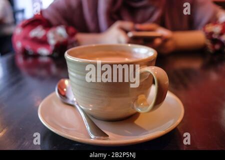 Nahaufnahme von grünem Tee am Café-Tisch in der Nacht Stockfoto