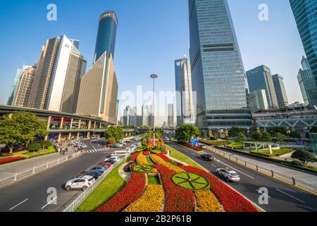 Shanghai, CHINA, 30. OKTOBER: Stadtstraße mit modernen Hochhäusern im Finanzviertel Lujiazui in Pudong am 30. Oktober 2019 in Shanghai Stockfoto
