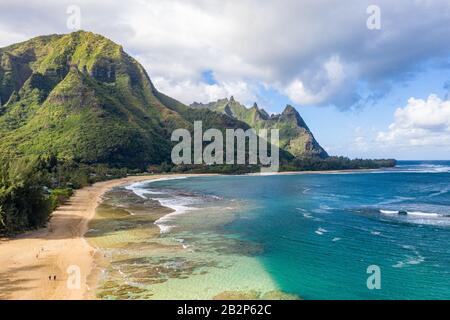 Luftaufnahme vor der Küste über Tunnel-Strand auf der hawaiischen Insel Kauai mit dahinter liegenden Na Pali-Bergen Stockfoto