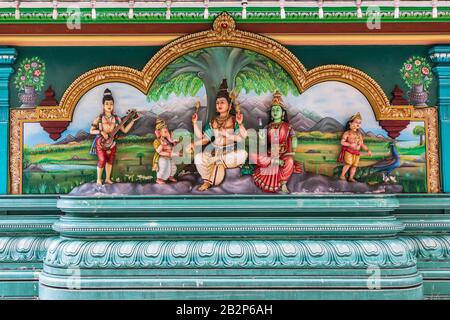 Dekorative religiöse Tafel, die hinduistische Götter im Tempel von Sri Mahamariamman zeigt, der ältesten in Malaysia, Kuala Lumpur, Malaysia, Asien Stockfoto