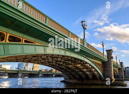 Southwark Bridge und Themse in London, Großbritannien mit Blick auf das Südufer und Southwark. Darüber hinaus befindet sich die Eisenbahnbrücke zum Bahnhof Cannon Street. Stockfoto