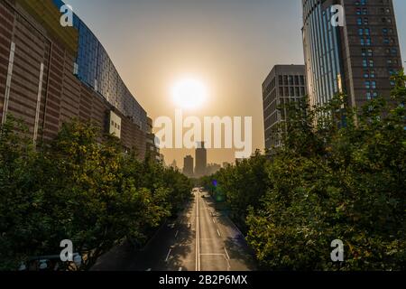 Shanghai, CHINA, 30. OKTOBER: Blick auf die Stadtgebäude des Finanzbezirks Lujiazui in Pudong bei Sonnenuntergang am 30. Oktober 2019 in Shanghai Stockfoto