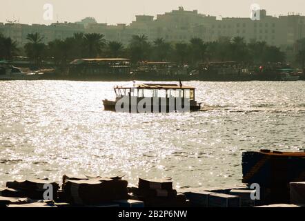 DUBAI, Vereinigte Arabische Emirate-NOVEMBER 13: Schiff in Port Said am 13. November 2012 in Dubai, VAE. Die ältesten kommerziellen Hafen von Dubai Stockfoto