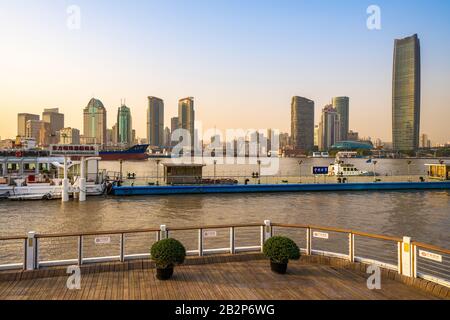 Shanghai, CHINA, 30. OKTOBER: Blick auf den Perlfluss und die Stadtgebäude vom Gebiet der Flussdocks in Lujiazui am 30. Oktober 2019 in Shanghai Stockfoto