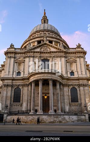 St. Paul's Cathedral in London, Großbritannien. Abendblick über St. Paul's aus dem Süden. Hochformatansicht mit nicht erkennbaren Fußgängern (Bewegungsunschärfe). Stockfoto